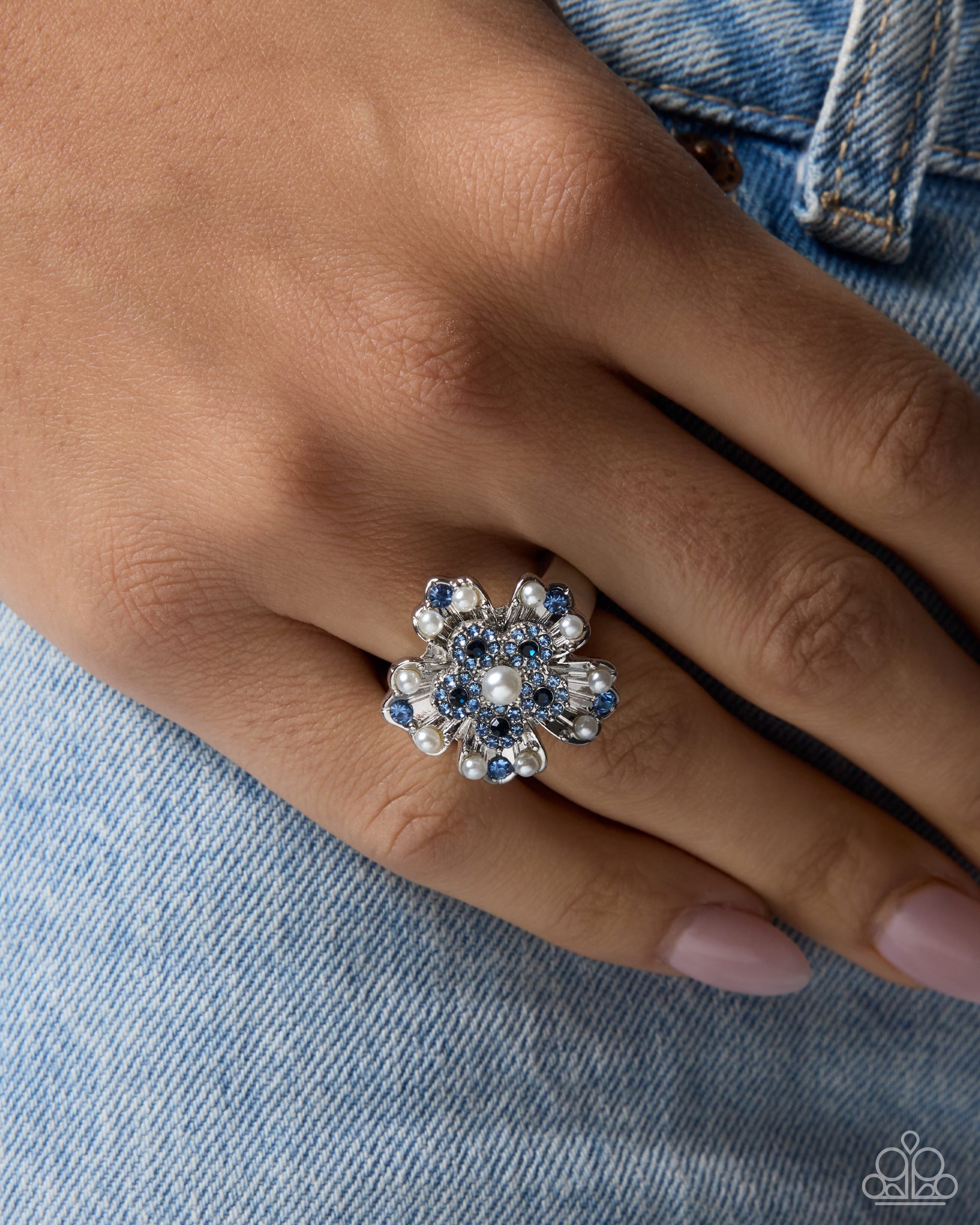 Easygoing Bloom sapphire blue gem white pearl stretch ring detail