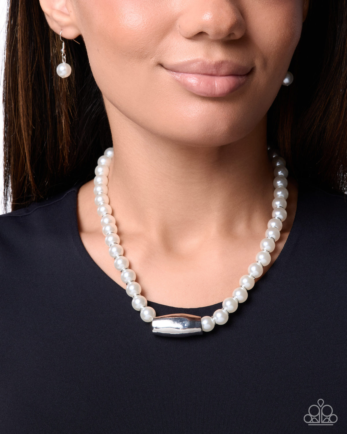 Operatic Observation pearl and silver necklace detail