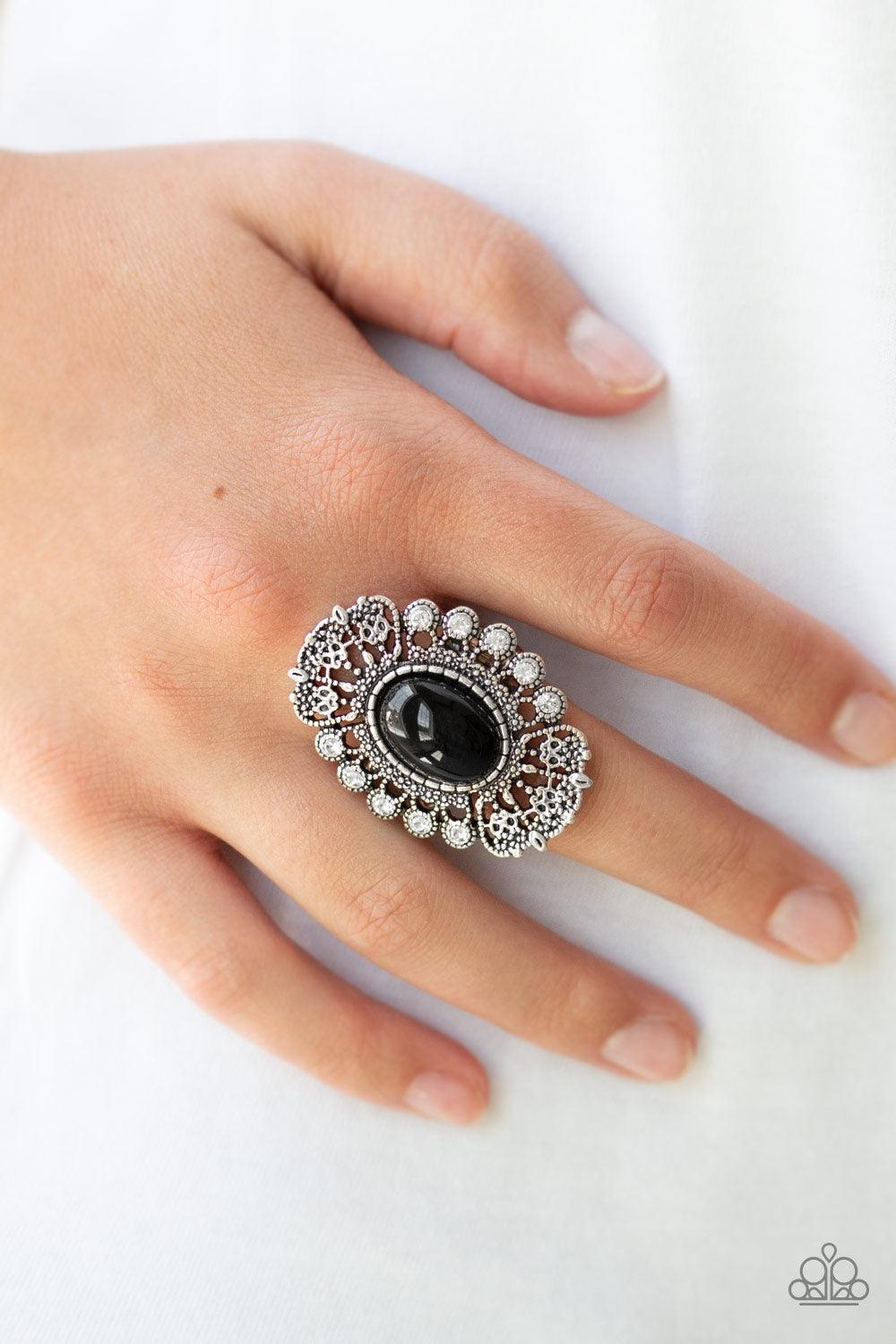 Paparazzi Accessories-Radiantly Regal - Black Ring - jewelrybybretta