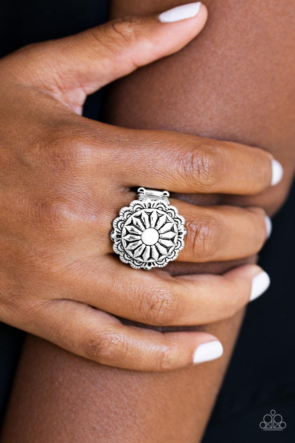 Paparazzi Accessories-Daringly Daisy - White Ring