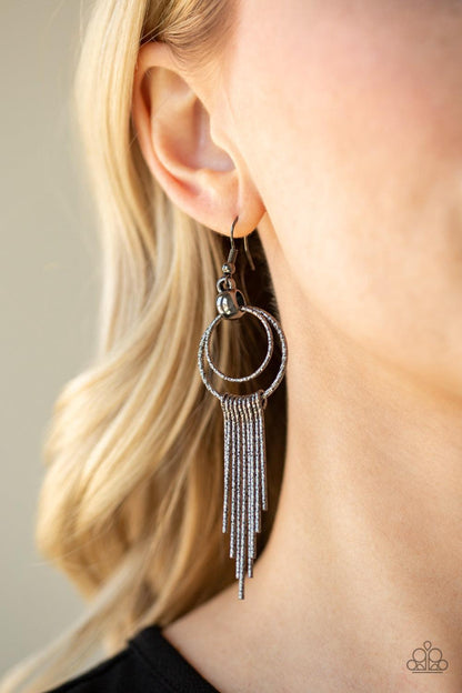 Paparazzi Accessories - Eye-Catching Edge - Black Earring 