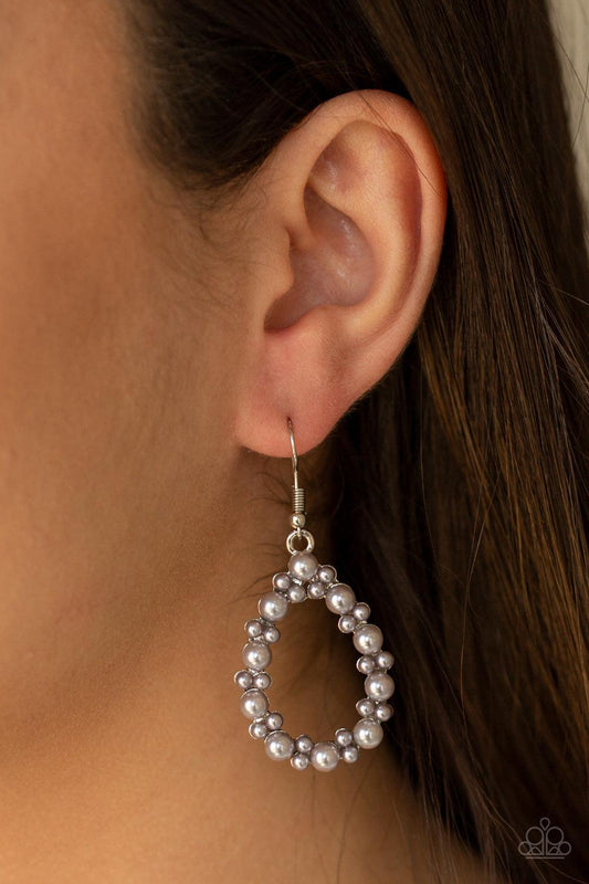 Paparazzi Accessories-Pearl Spectacular - Silver Earrings - jewelrybybretta