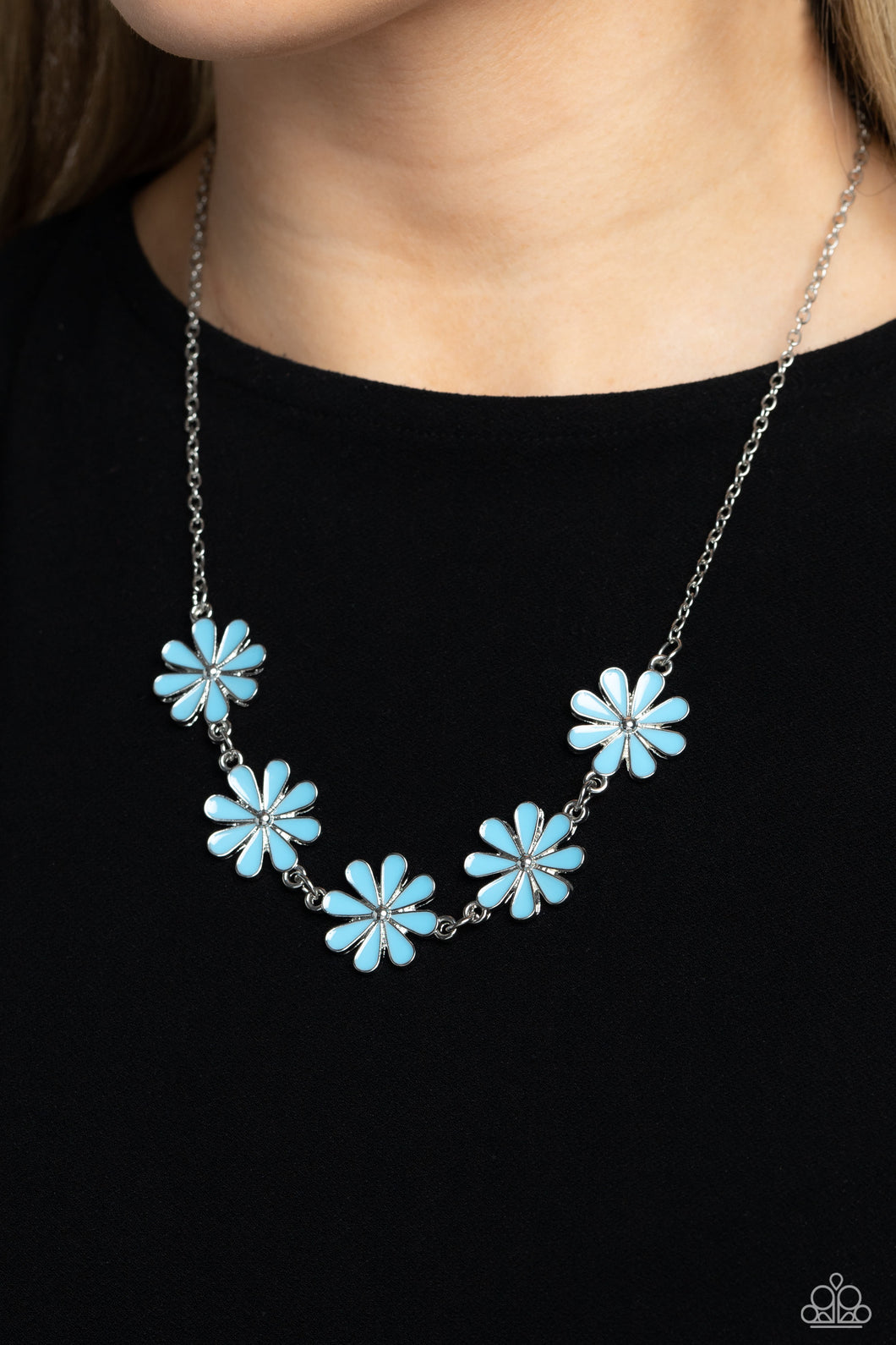 Paparazzi blue deals flower necklace