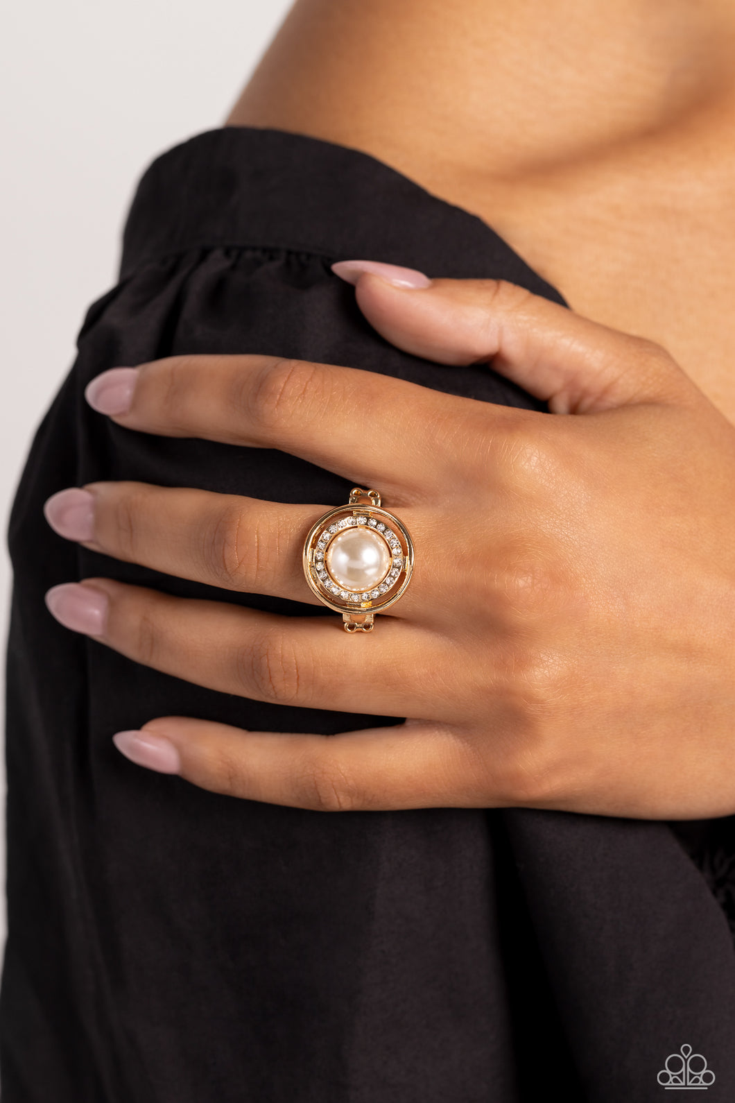 Chic Center Gold Ring - Jewelry by Bretta